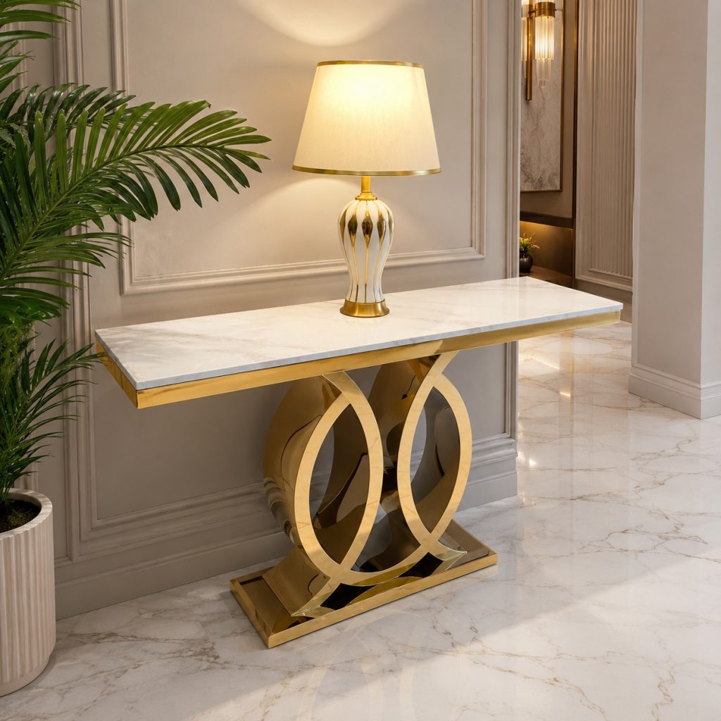 Cómo decorar un arrimo Poseidón dorado con una lámpara de mesa