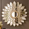 Espejo Ámsterdam circular con marco dorado de silueta floral con piezas alargadas en forma de pétalos